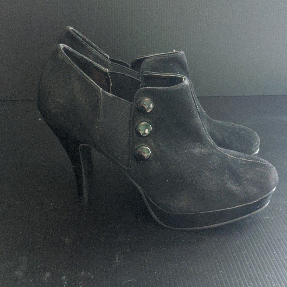 Shoes - Picture 2 of 4